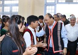 Thủ tướng Nguyễn Xuân Phúc đánh trống khai giảng năm học mới tại Kon Tum